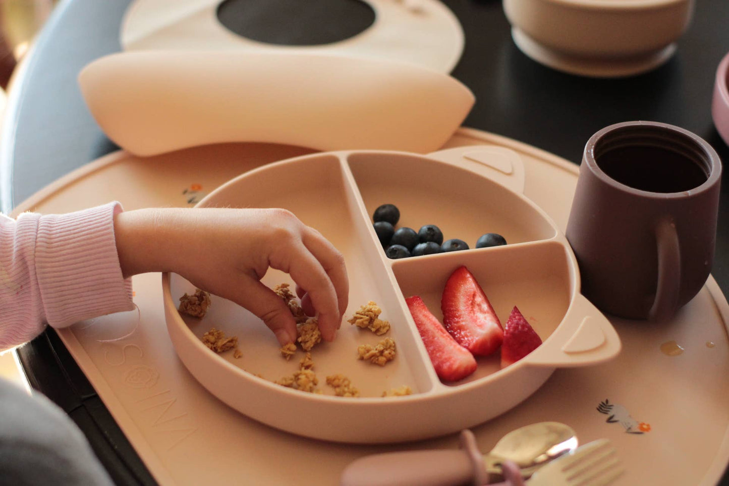 Assiette en silicone avec compartiments (crème)