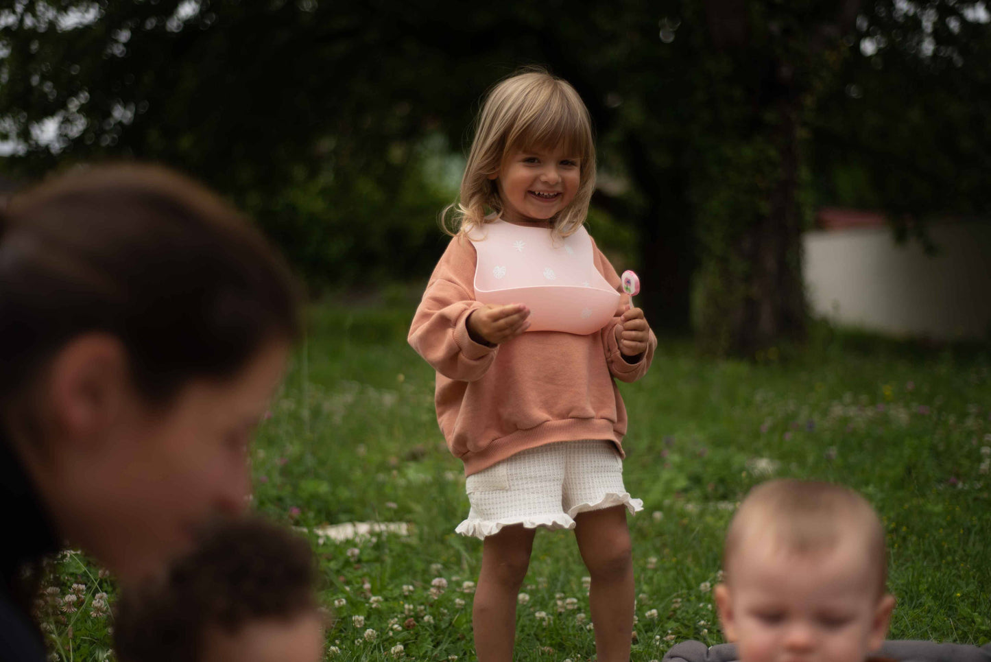 Bavoir en silicone Shayan - Cerise (Taupe)